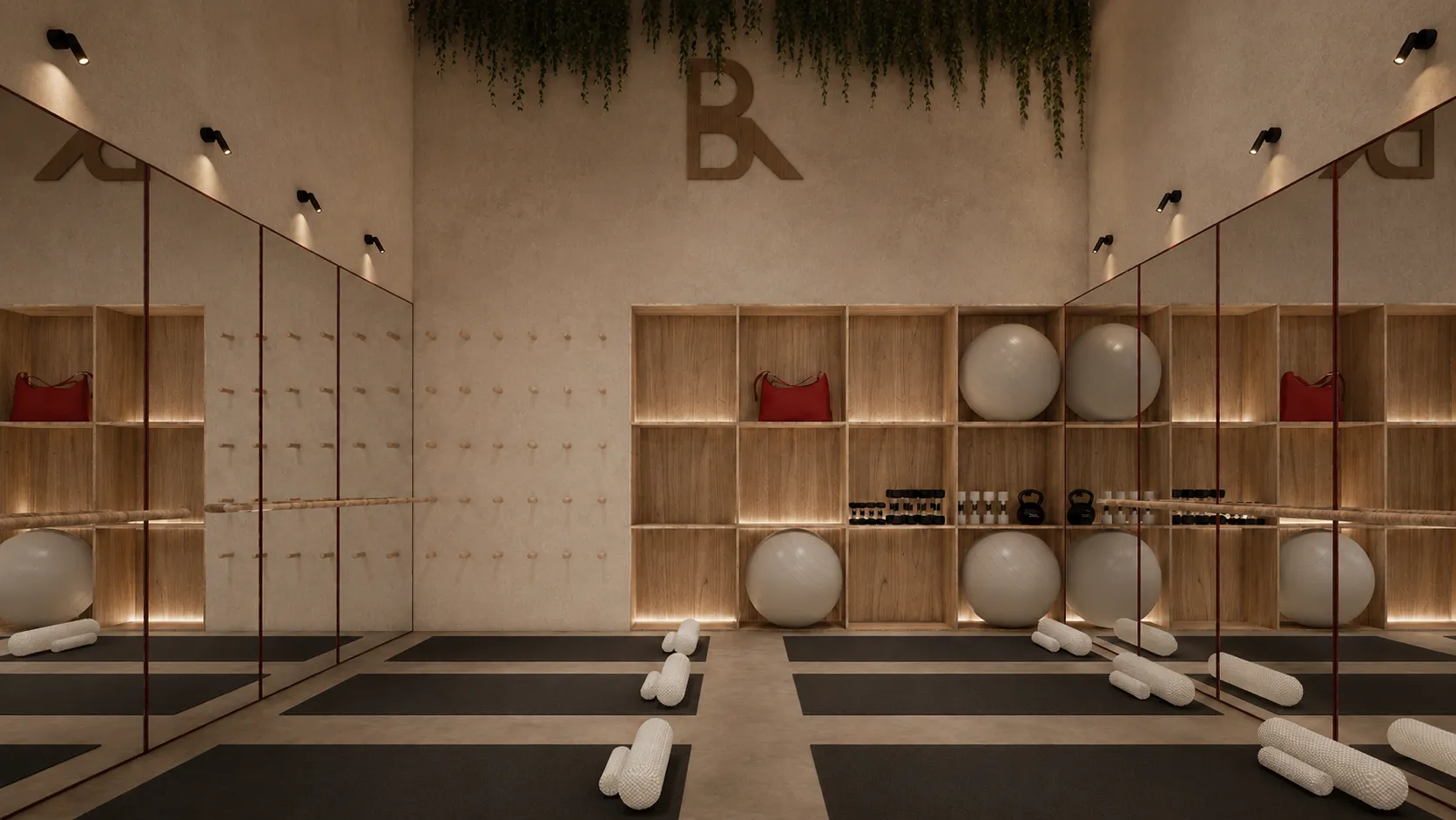 Sala de entrenamiento de Brace Studio: espejos de suelo a techo, barra, muro de nichos en madera con pesas y pelotas, y el símbolo BR sobre el muro de travertino.
